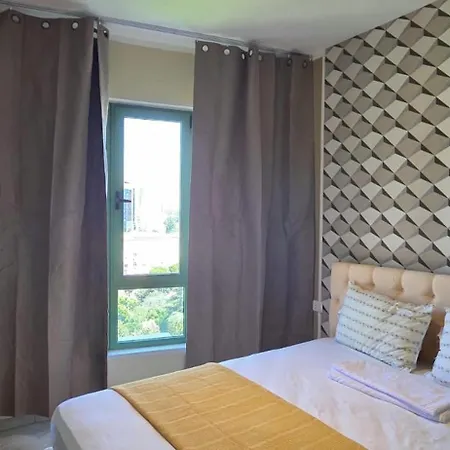 Grand Boulevard Apartment *